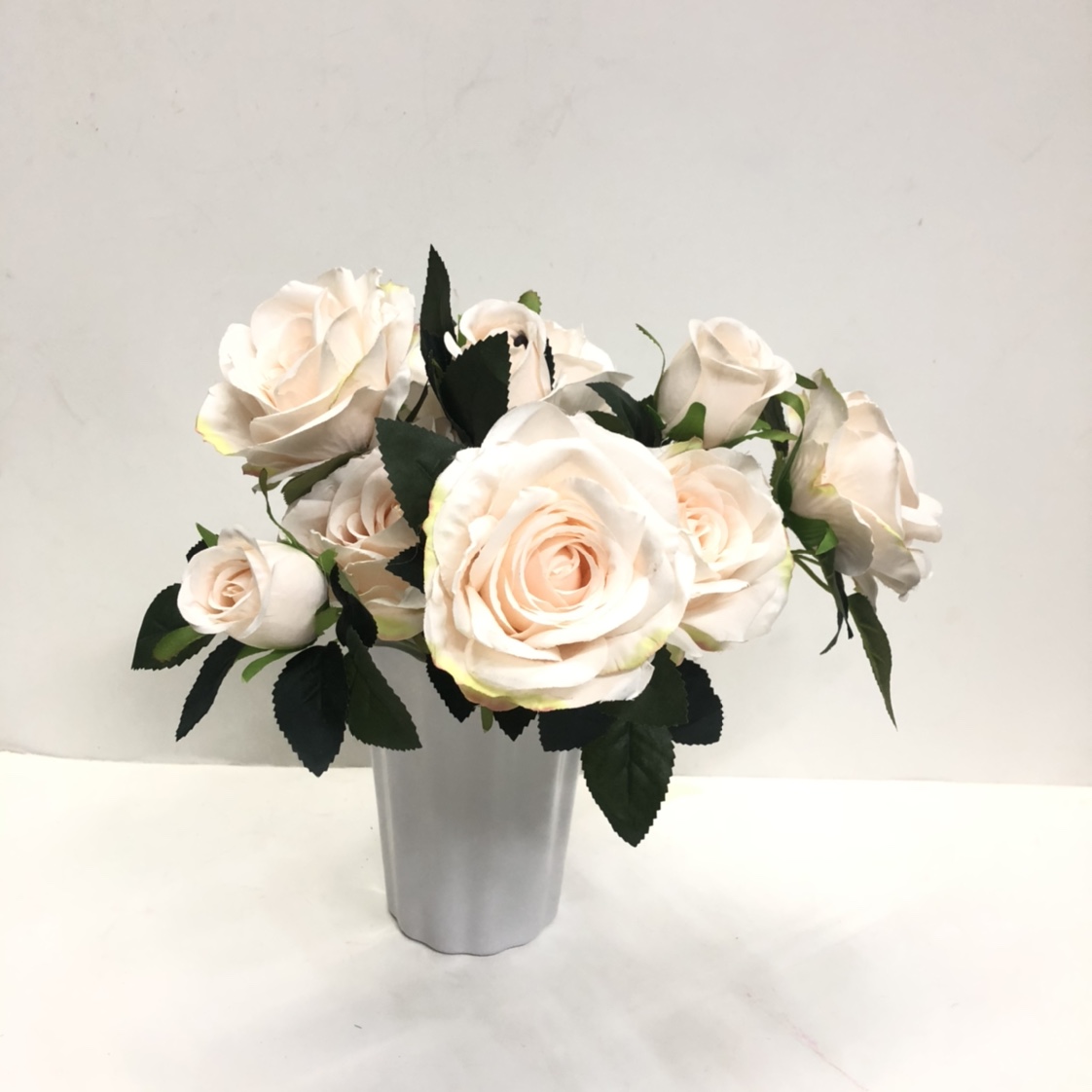 Simulated 9-head rose, home decoration rose bouquet, simulated rose, moisturizing rose, wedding rose Item Picture
