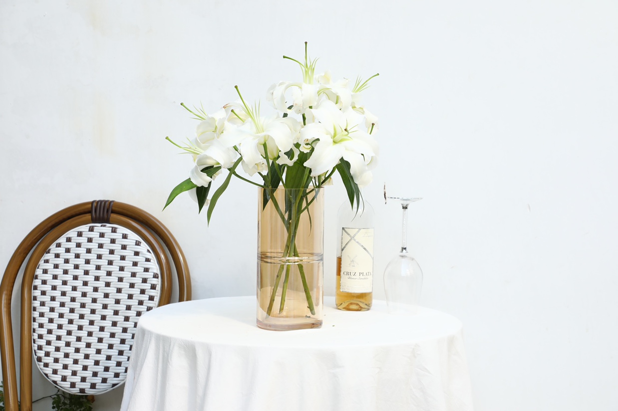 Electroplated glass straight tube vase