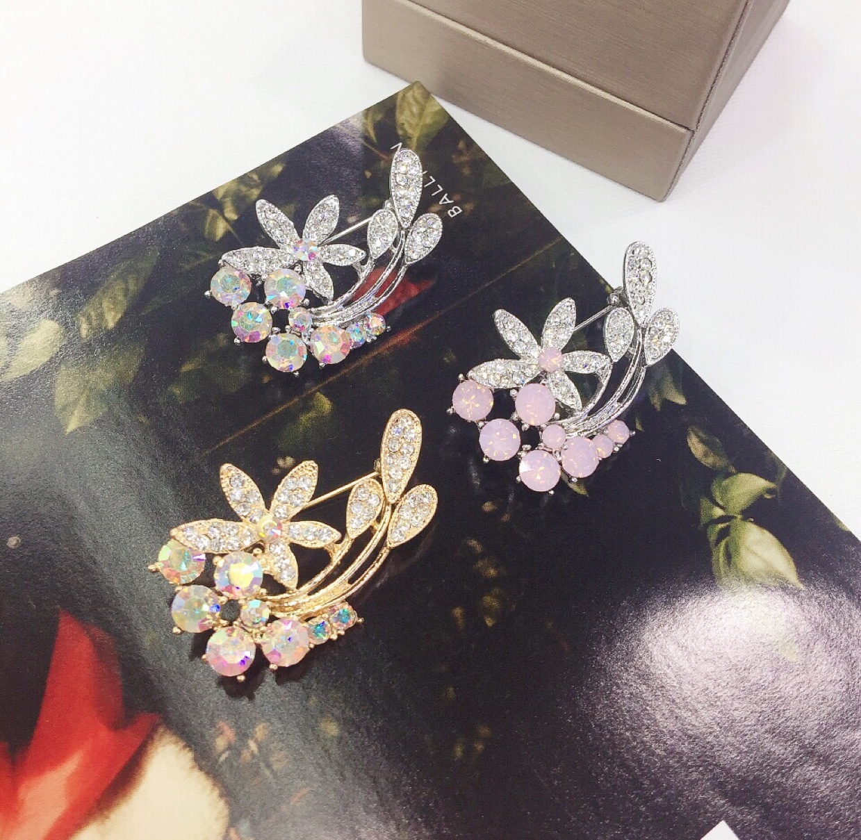Top coat Euramerican style suit brooch
Czech crystal import