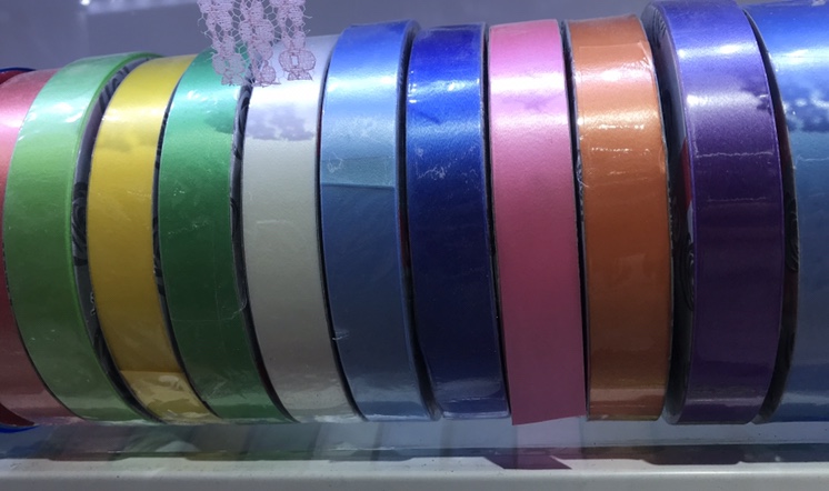 Plastic colored ribbon ribbon gift box package with balloon tie thumbnail