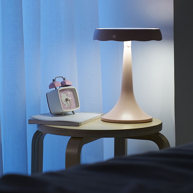 Direct-sale desktop LED makeup mirror with light, dormitory desk lamp, rechargeable folding mirror, creative mirror with light, mirror available for retail Application Scenario
