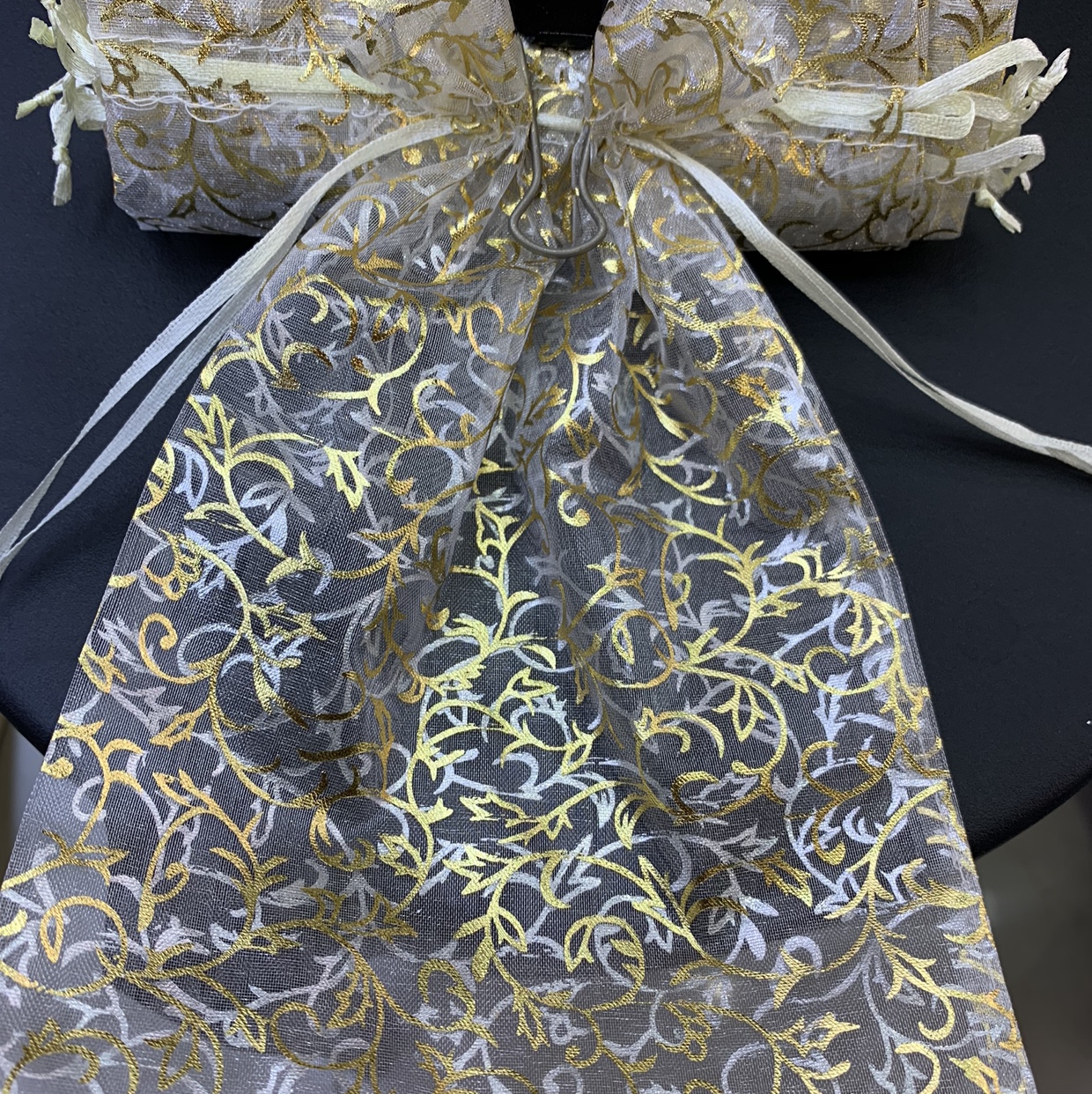 Gold-embossed gauze pocket Application Scenario