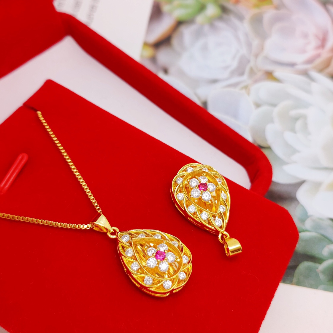 Necklace with droplet pendant with drill