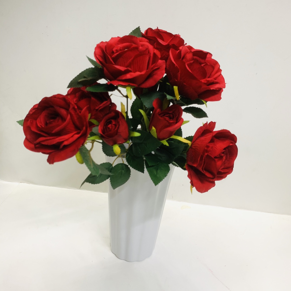 Simulated 9-head rose, home decoration rose bouquet, simulated rose, moisturizing rose, wedding rose Application Scenario