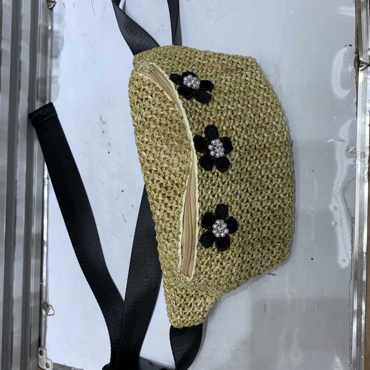 草编带梅花，腰包