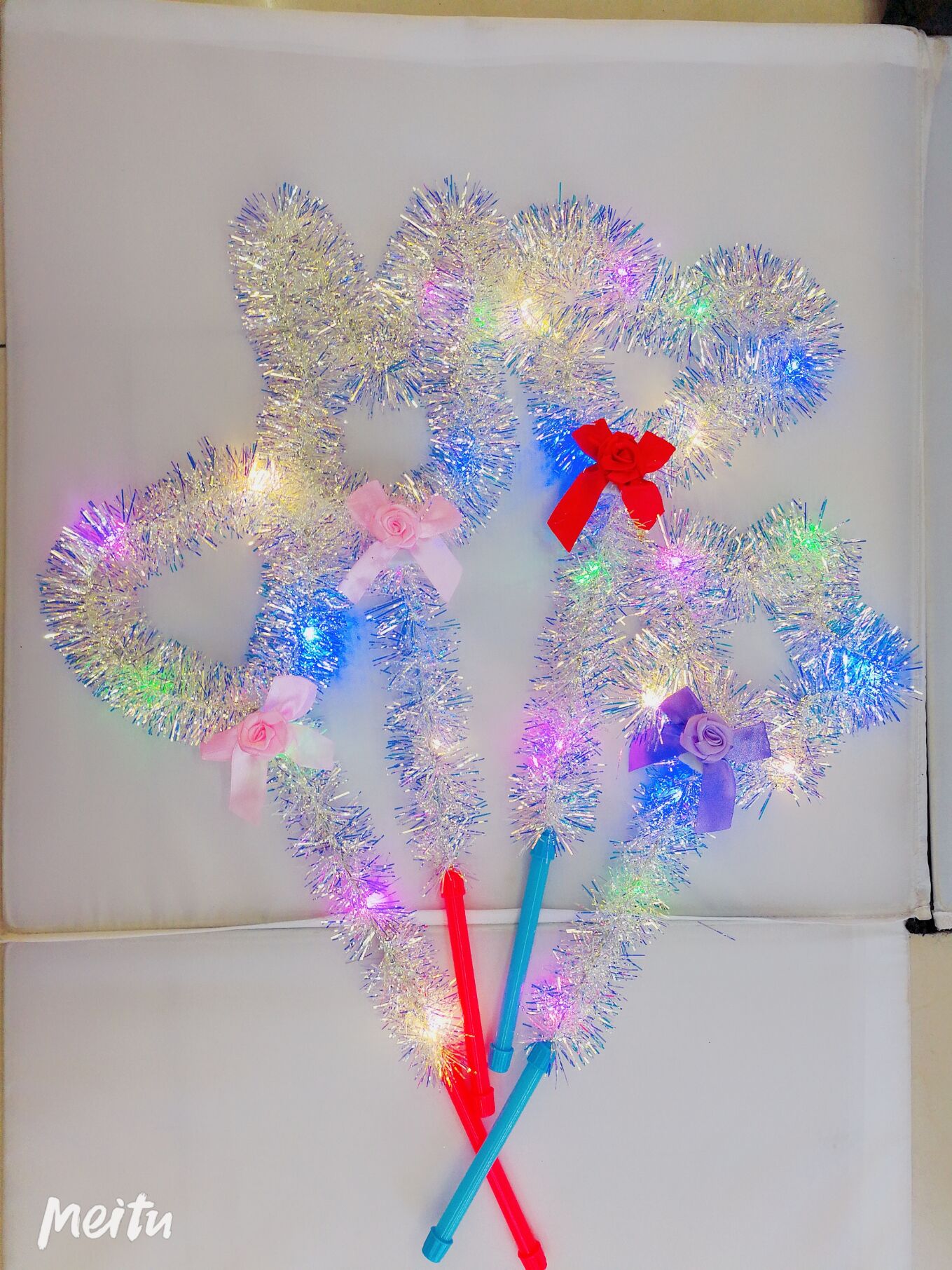 A girl's night-time golden thread cartoon romantic fairy flash wand is a must-have for date confessing and taking photos