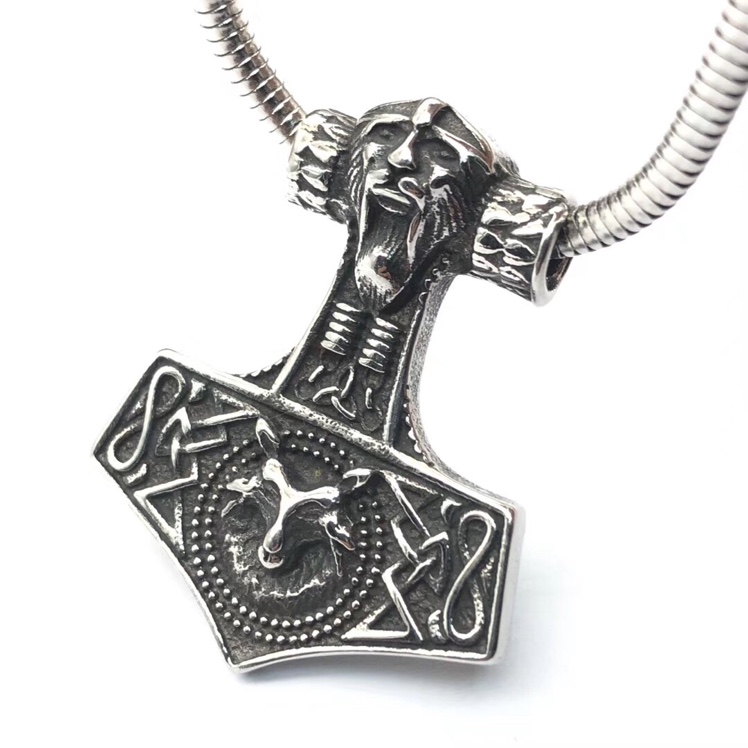 قلادة فولاذية من التيتانيوم بفأس Item Picture