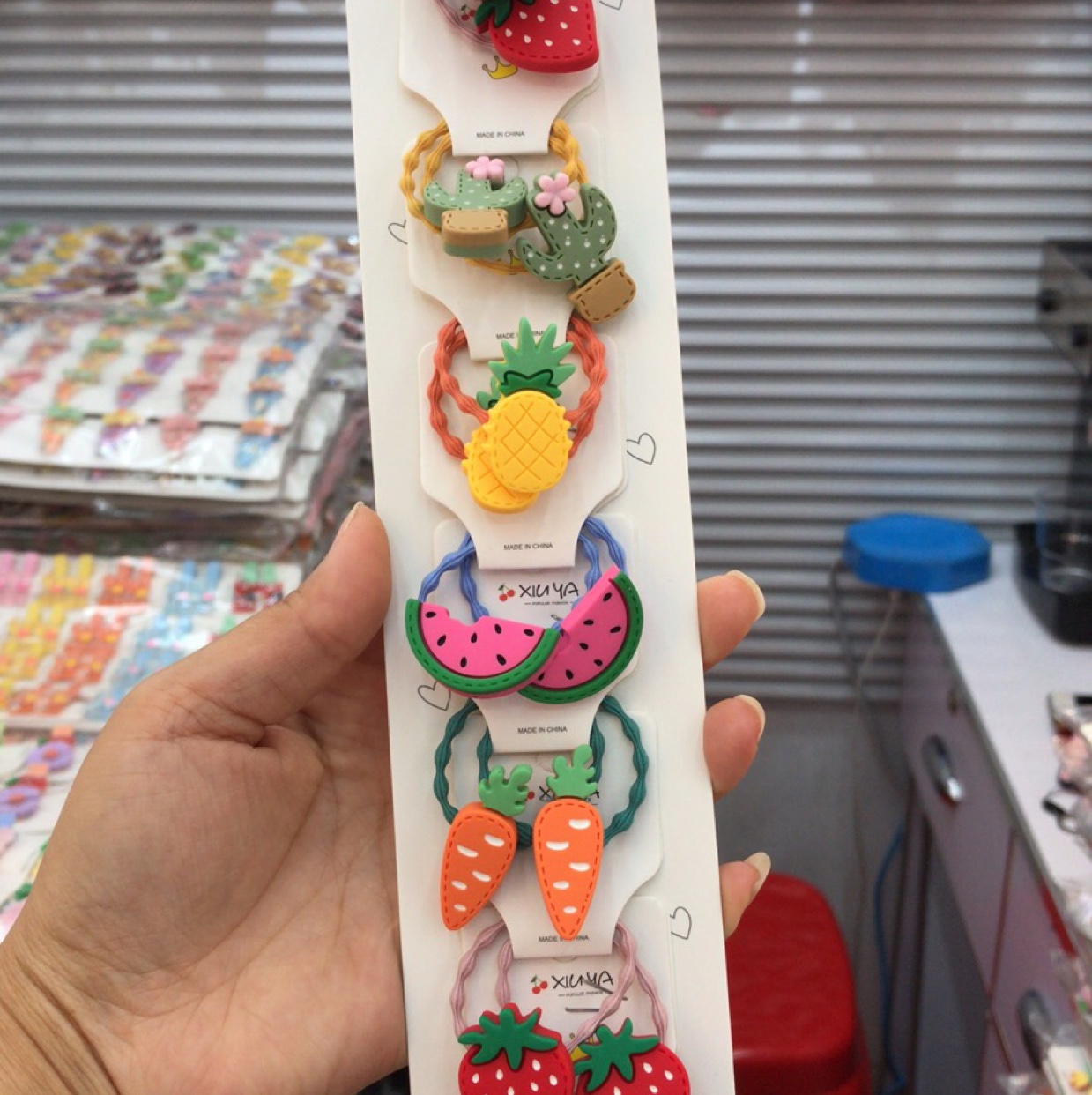水果皮筋和鸭夹