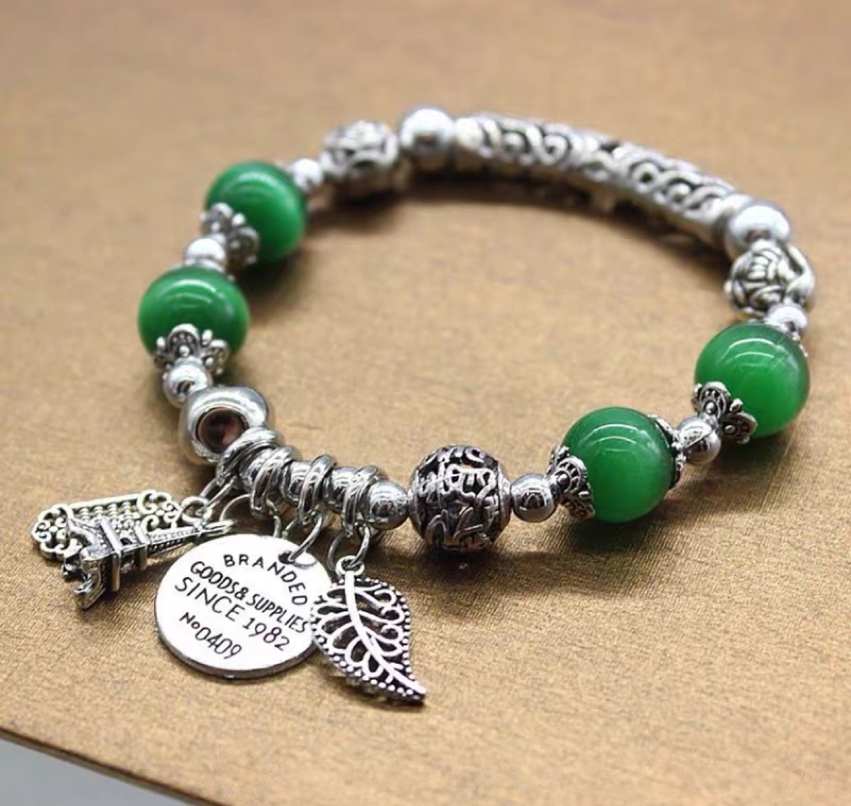 The Miao silver cat's eye stone bracelet is versatile, fashionable and trendy. It is a popular democratic style bracelet