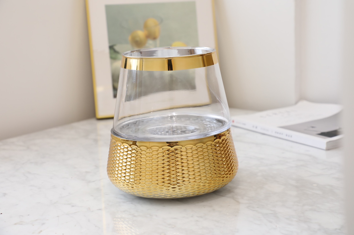 The creative glass vase can be used for flower arrangement or as a candlestick Specification image