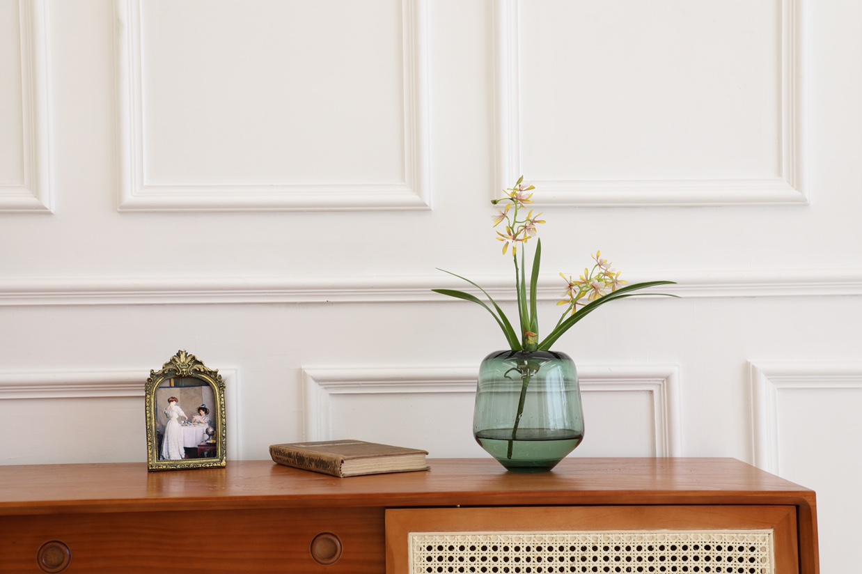 A best-selling creative small-mouthed glass vase