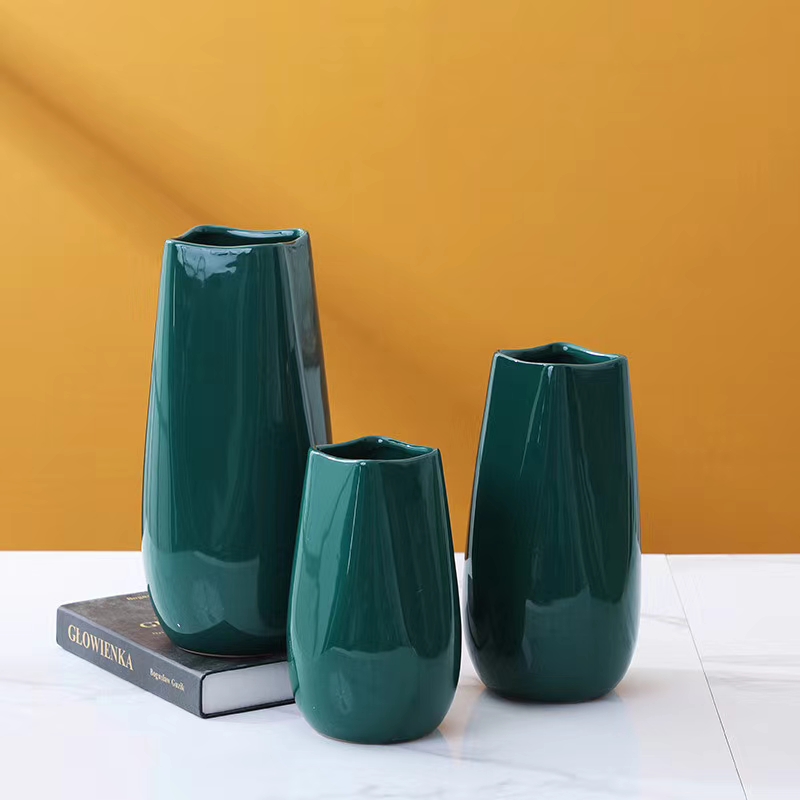 Four-cornered vase details Picture