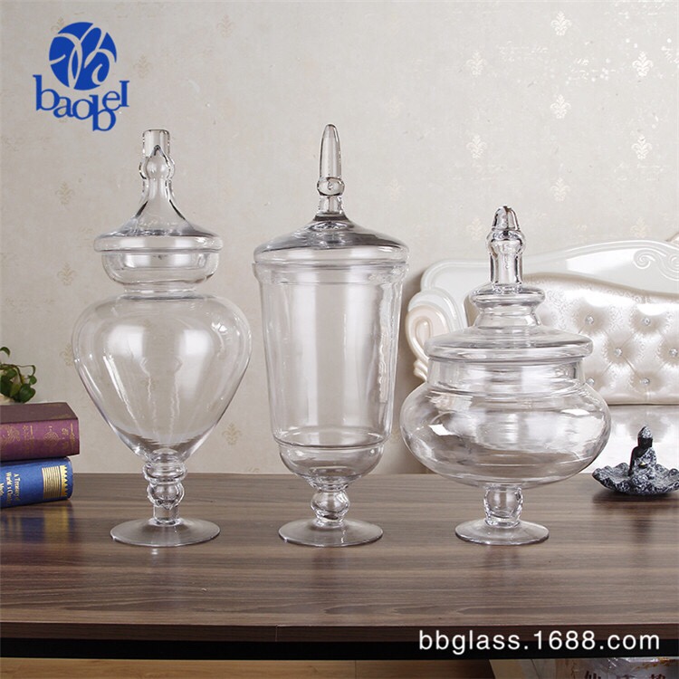 ثلاث قطع من إناء زجاجي شفاف