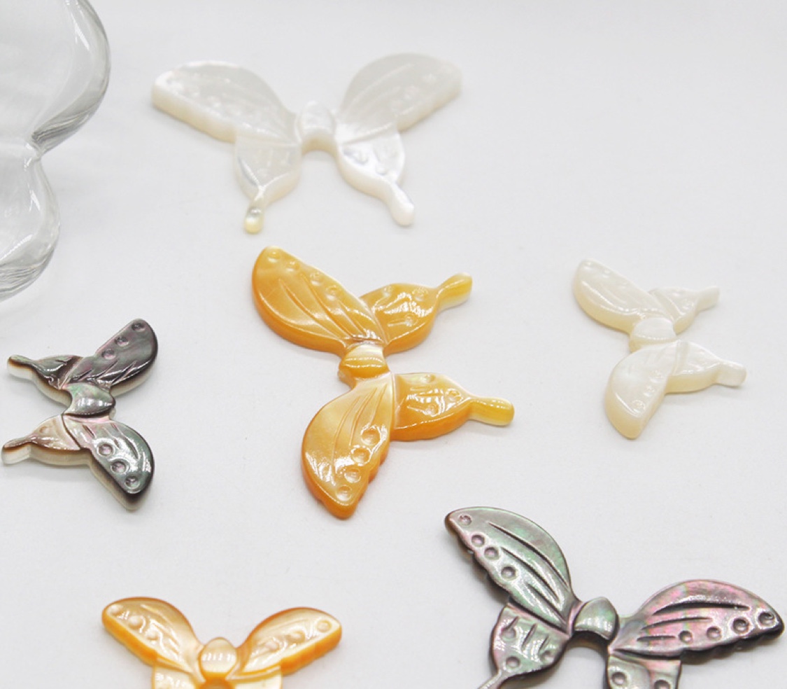Gold shell jewelry Pearl white butterfly shell powder 20*30/13*20 carved butterfly shell jewelry bracelet necklace circle fan hairpin DIY materials shell flowers thumbnail