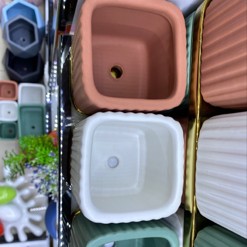 Three small flowerpots with electroplated bases are sold in bulk by the box details Picture