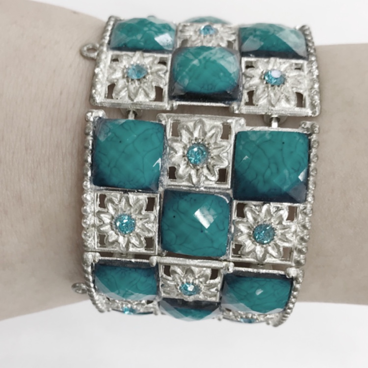 The bracelet is colorful, beautiful, and sells well with many diamonds. It's a best-selling jewelry item for foreign trade in Europe and America