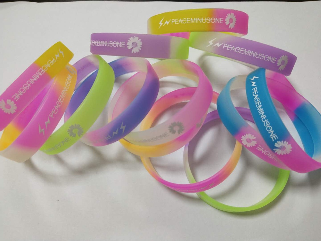 Factory direct sales of new best-selling products: small daisies, small daisies 🌼, colorful luminous camouflage soft rubber wristbands, European and American wristbands, trendy