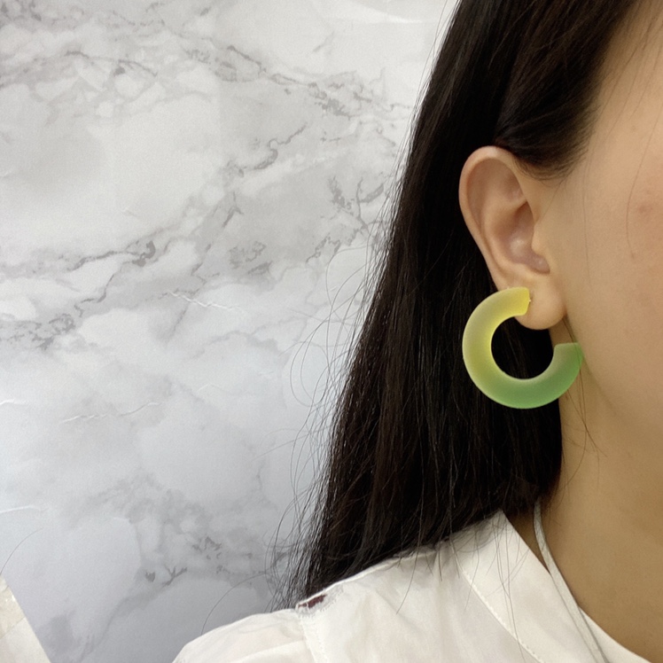 亚克力双色C圈耳环彩色系白底实物图