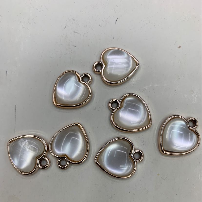 Cat's eye heart