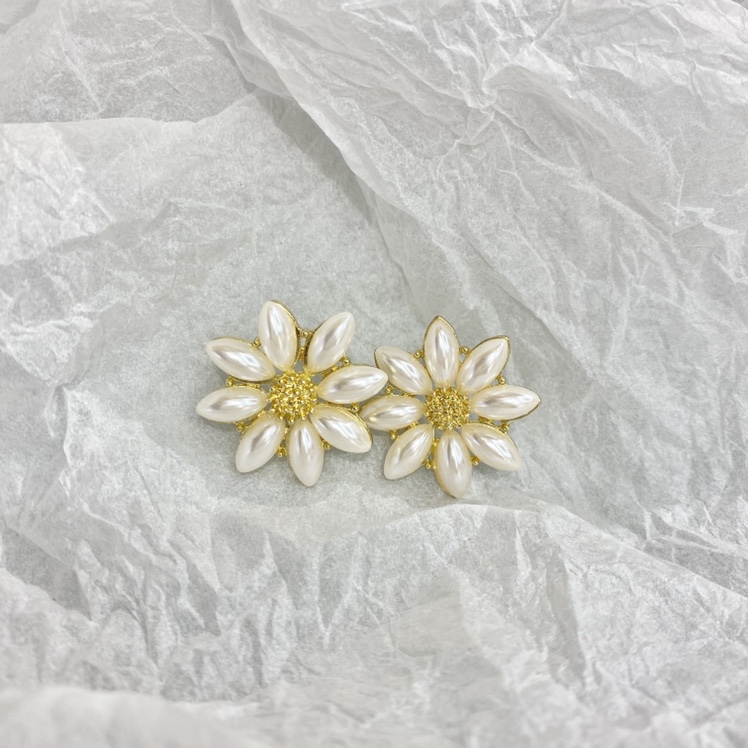 Alloy jewelry accessories, pearl flower earrings, fashionable ear needles