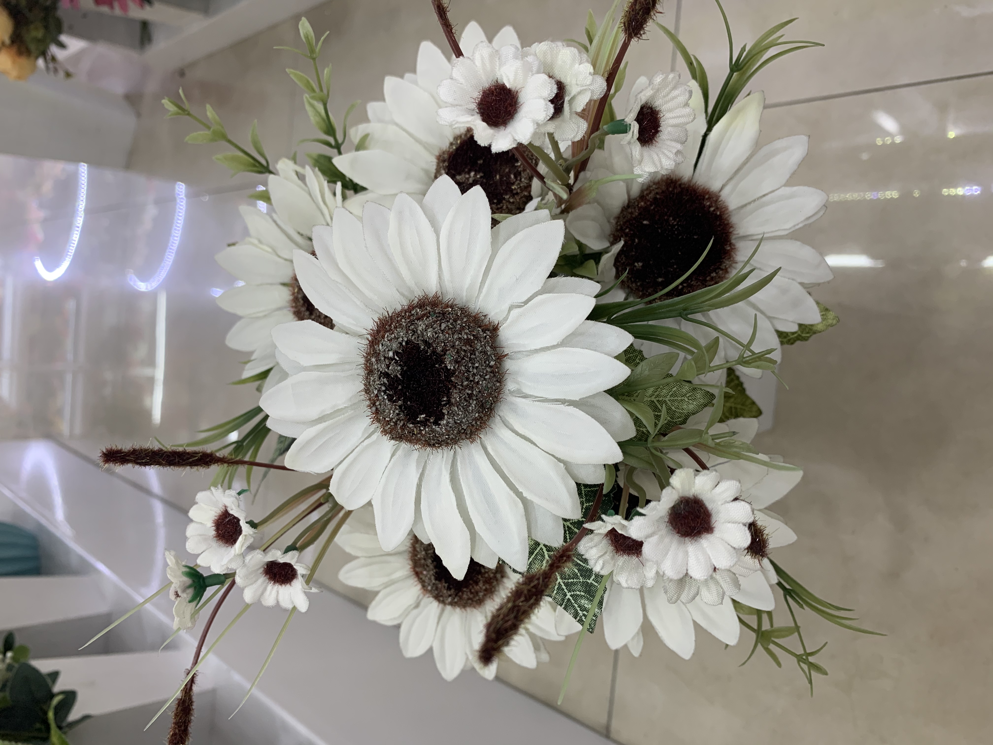 كما تُزوَّد غرف الجلوس بأزهار مزيفة بزهور مزيفة بتسع لوحات زيتية detail image 3