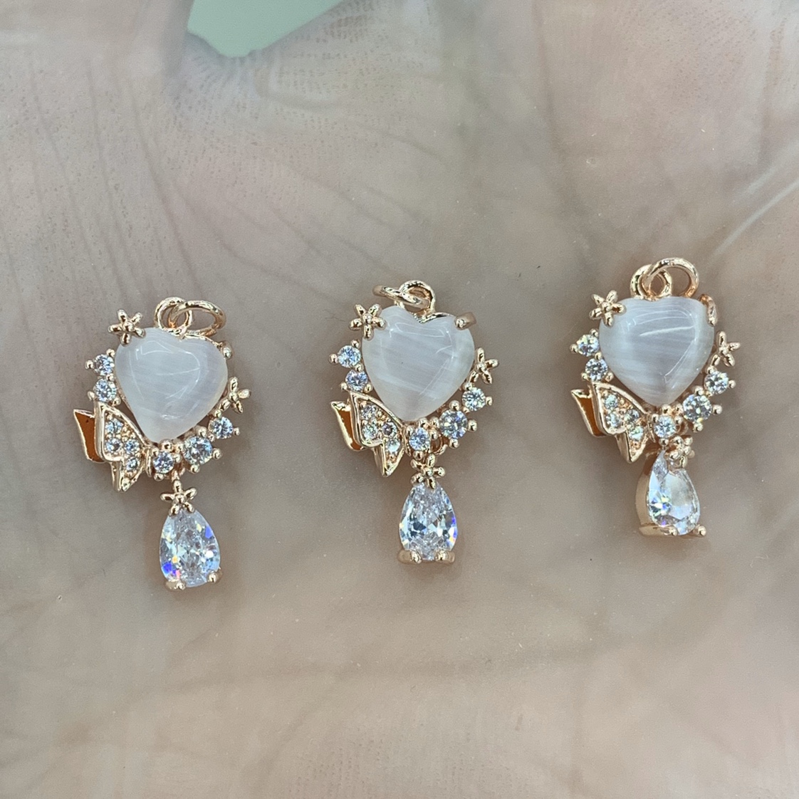 A popular online hit, heart-shaped pendant with hand-set copper and zirconium color available for customization (single pendant without chain)