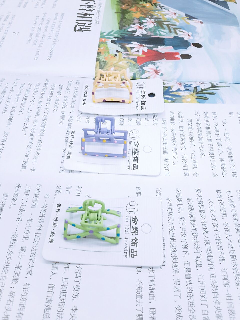 Korean version of the new Hyuna frosted flower small claw clip children's hair accessories small plum baby claw clip Specification drawing