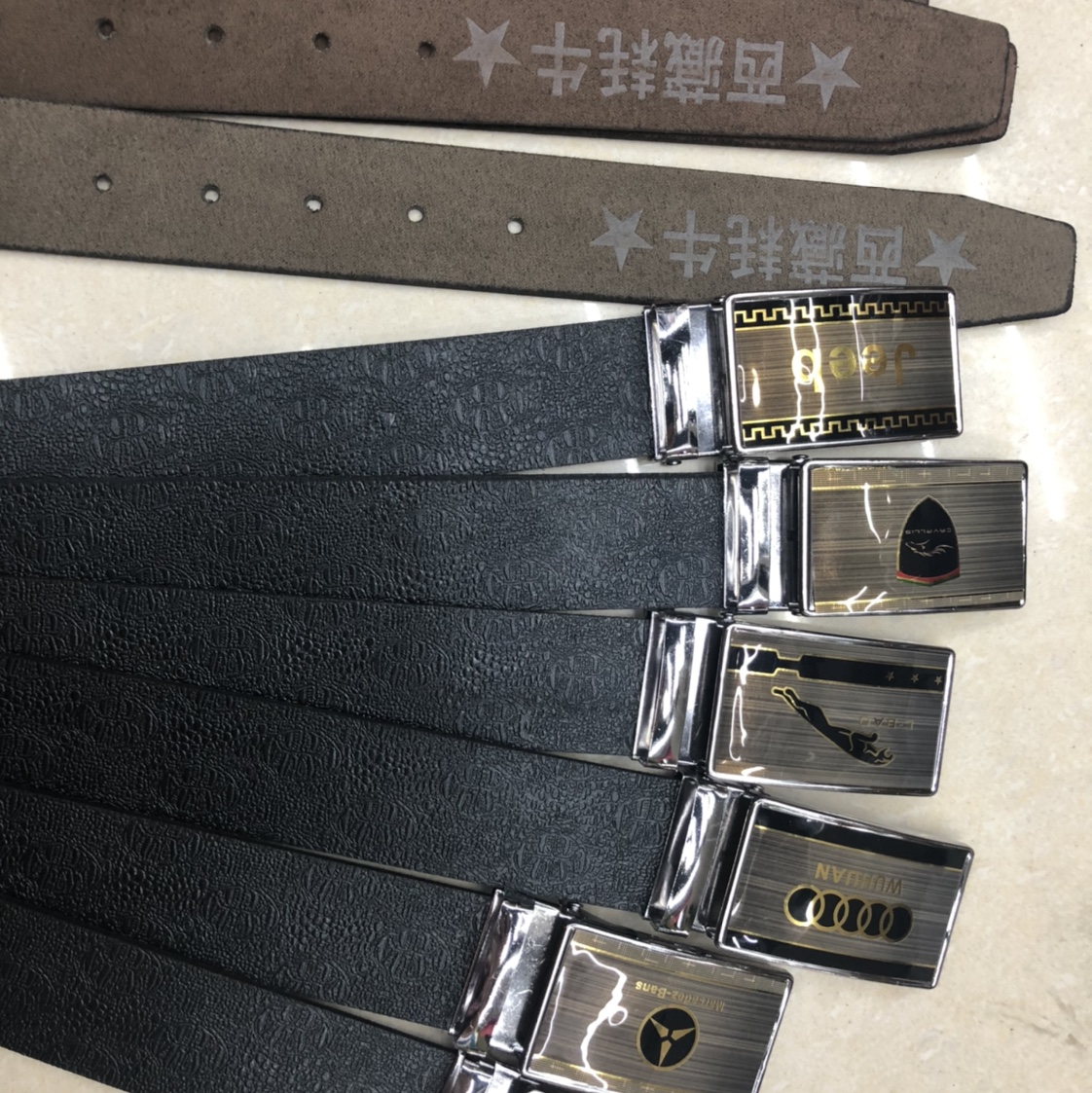 4.0牦牛➕铁皮板扣「混款」   PVC材质
颜色，黑色，棕色，黄色细节图