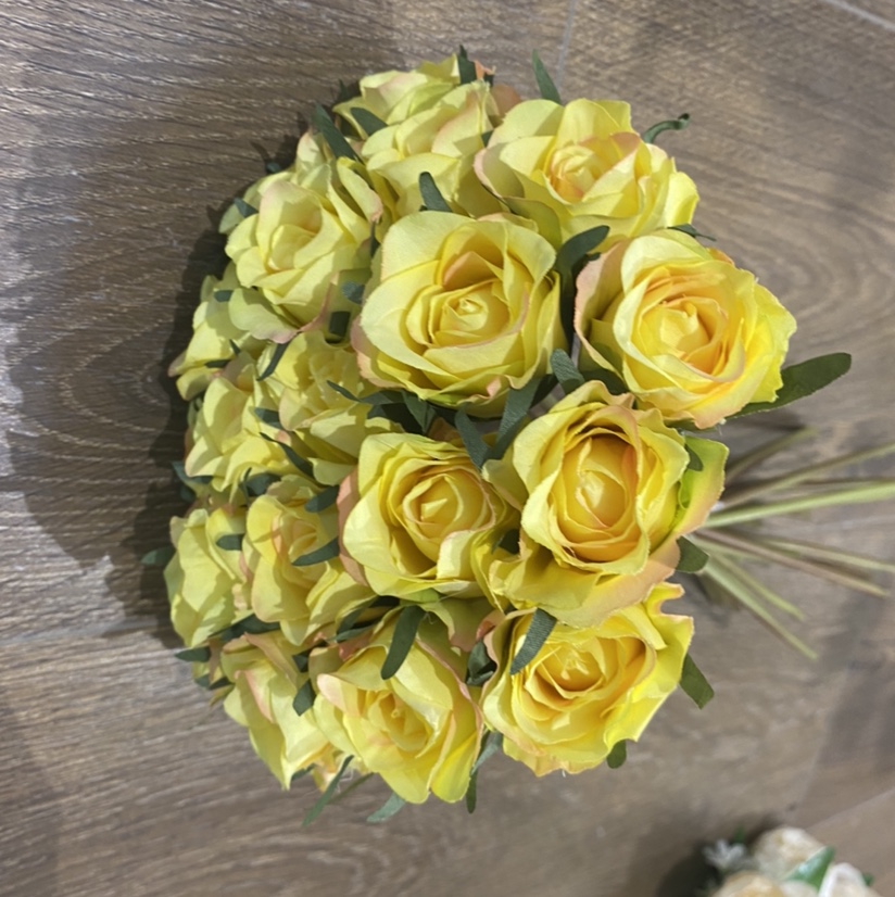 20 leafless rose flowers