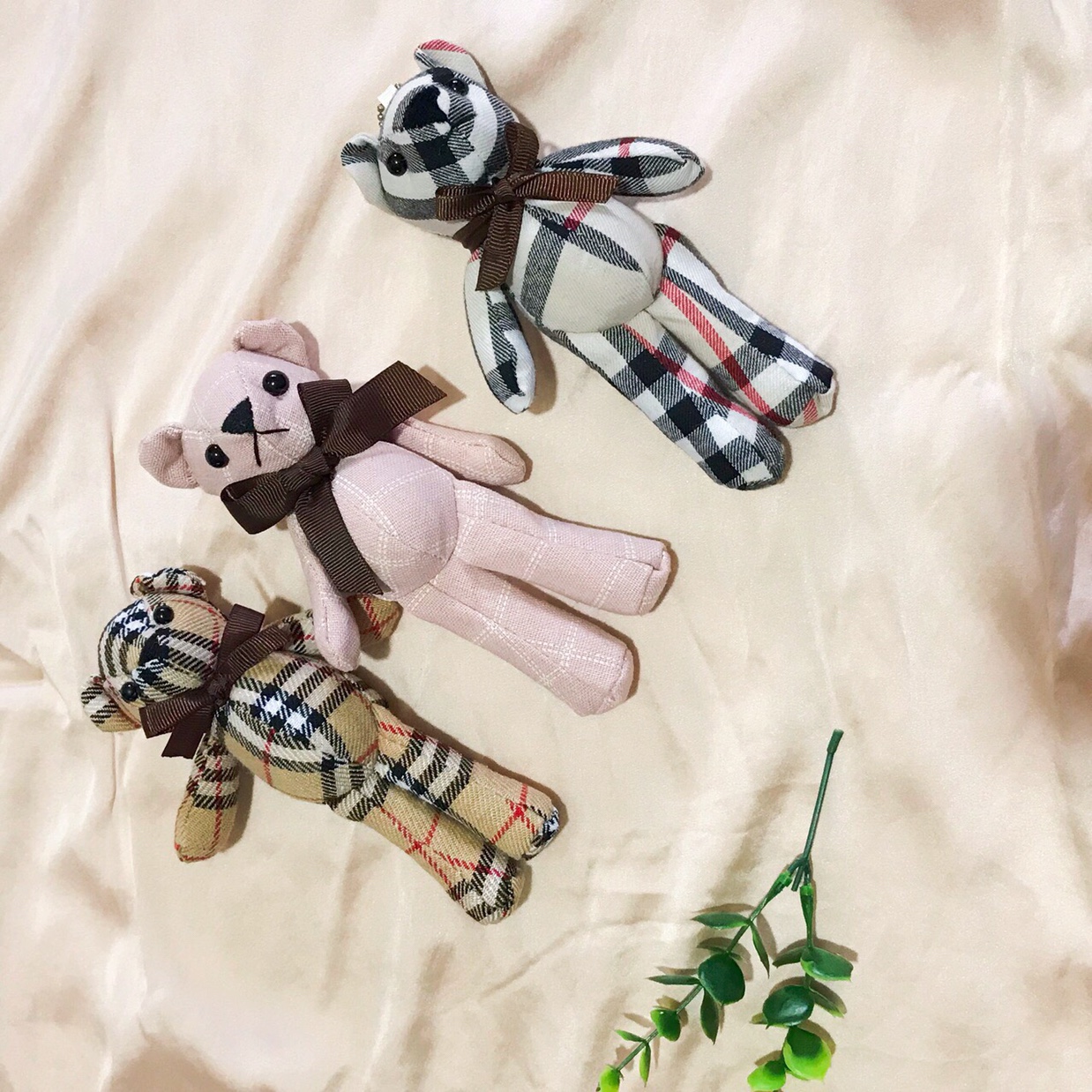 Factory direct sales of new Korean version teddy bear figurines, plush toys, keychains, pendants and wedding accessories Specification image