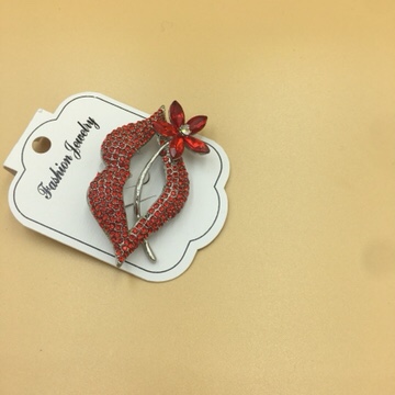 Lip brooch No. 3 waistband pin Application Scenario