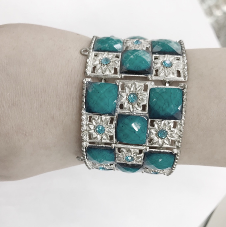 The bracelet is colorful, beautiful, and sells well with many diamonds. It's a best-selling jewelry item for foreign trade in Europe and America details Picture