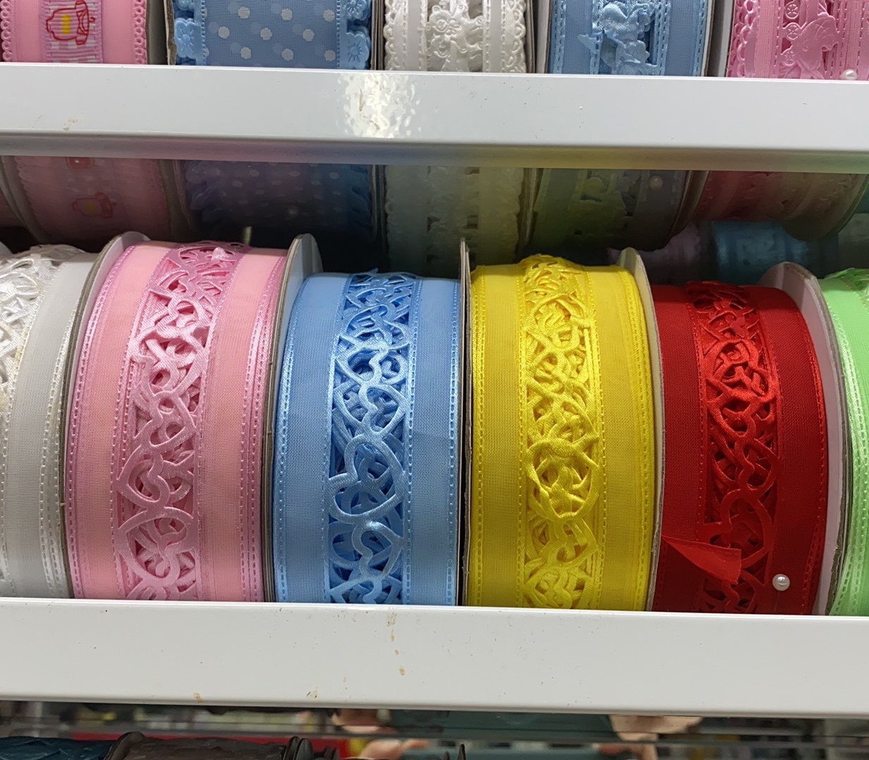 4cm色丁压边带各种图案 各种 颜色 可做蛋糕绑带 、蝴蝶制作等！