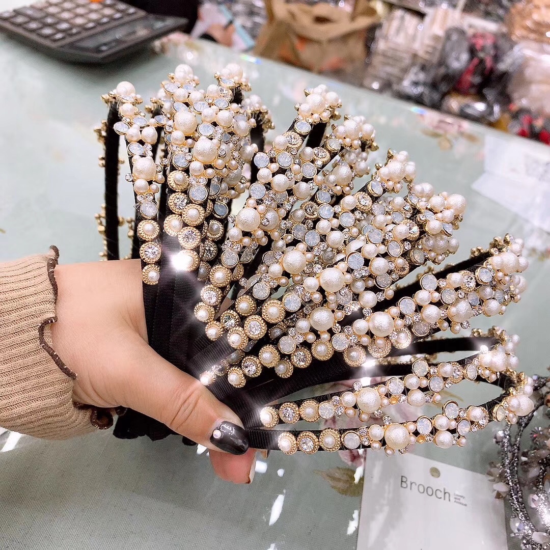 A stunning pearl hair band