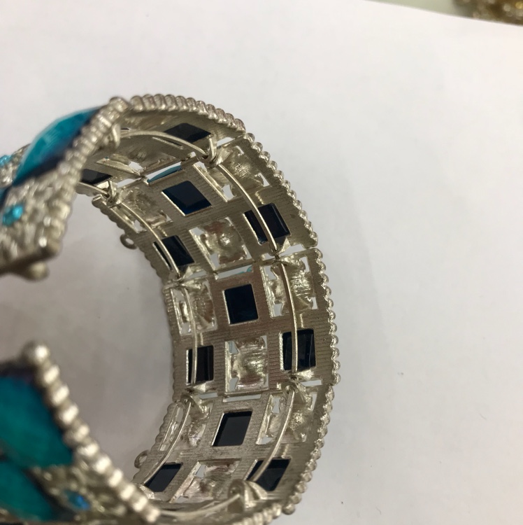 The bracelet is colorful, beautiful, and sells well with many diamonds. It's a best-selling jewelry item for foreign trade in Europe and America Application Scenario