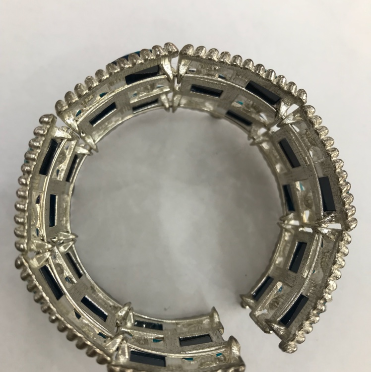 The bracelet is colorful, beautiful, and sells well with many diamonds. It's a best-selling jewelry item for foreign trade in Europe and America Specification image