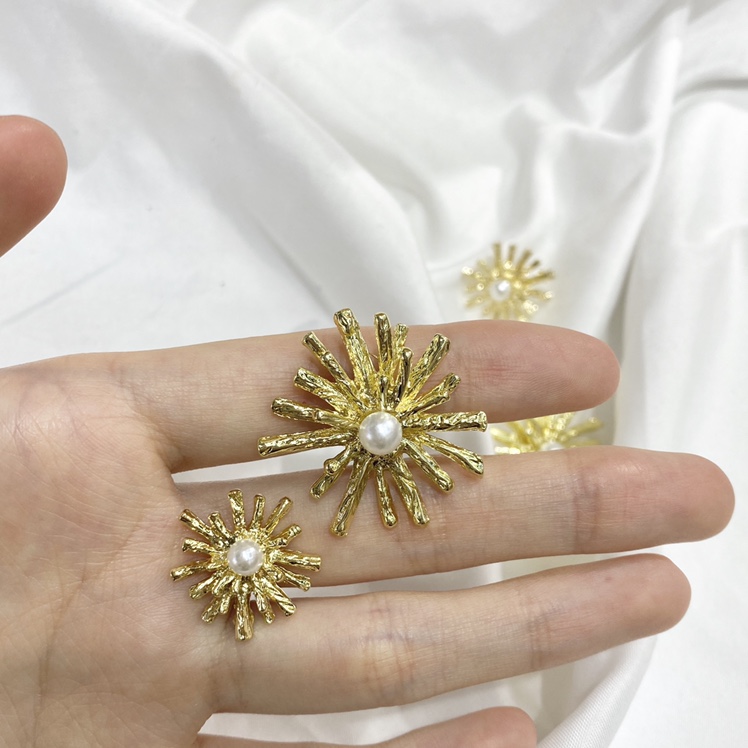 Sunflower personalized stud earrings in European and American style