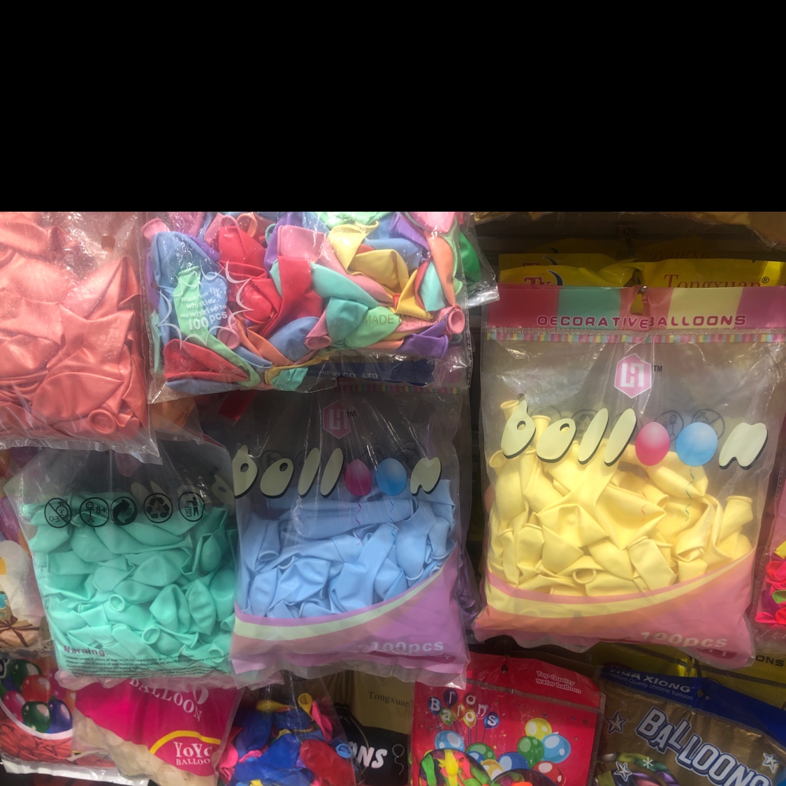 100 macaron balloons