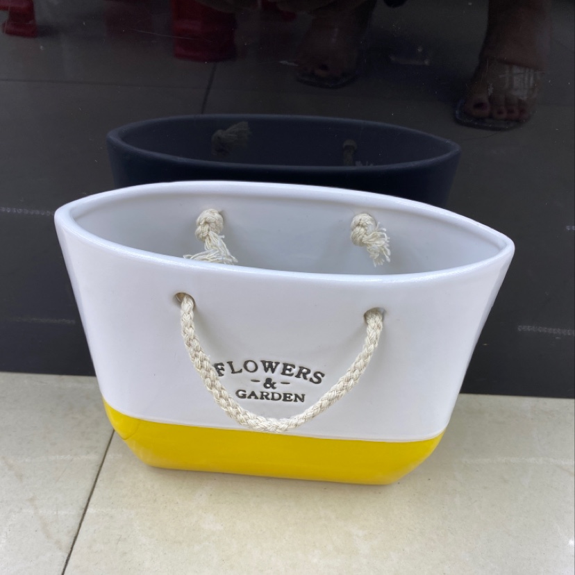 Handbags and small vases are sold in bulk by the box Specification image
