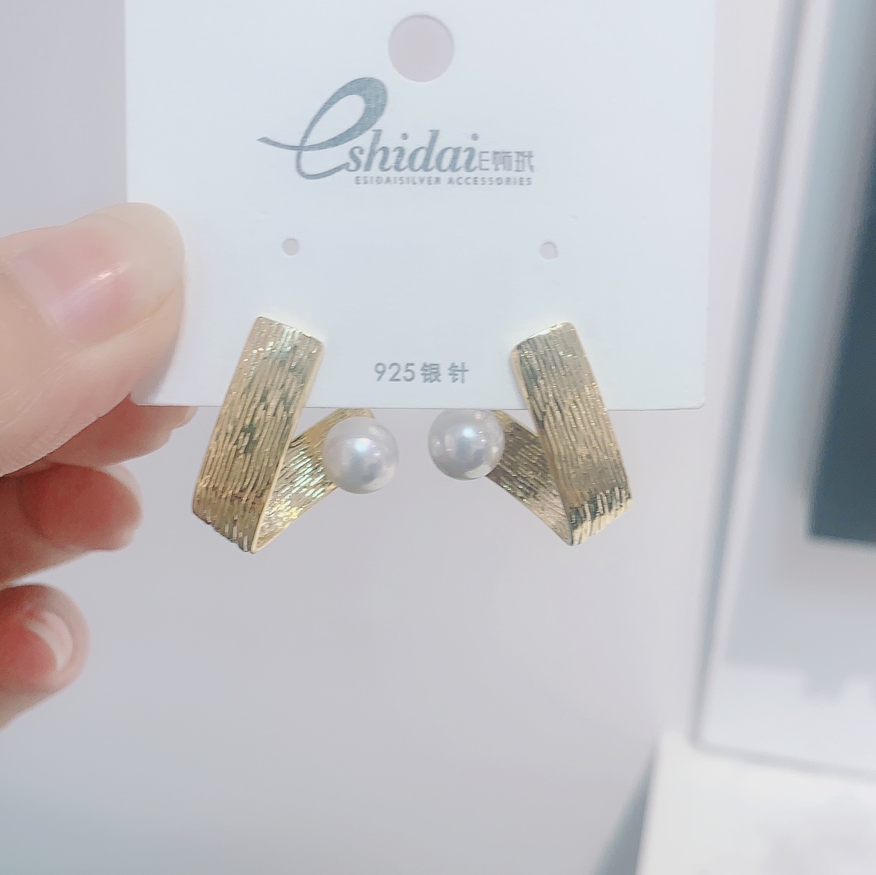 Vintage Stud Earrings details Picture