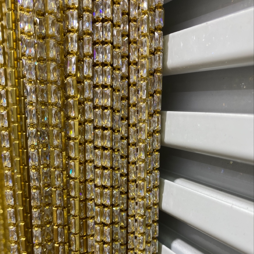2.5×5 vertical chain, white