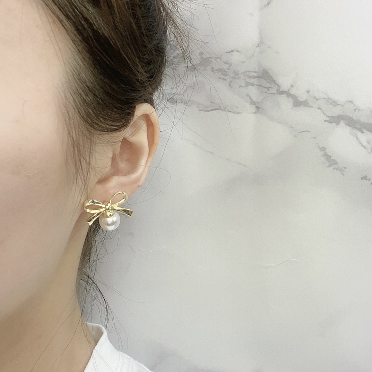 The bow-shaped pearl stud earrings have a sweet and fresh style Item Picture