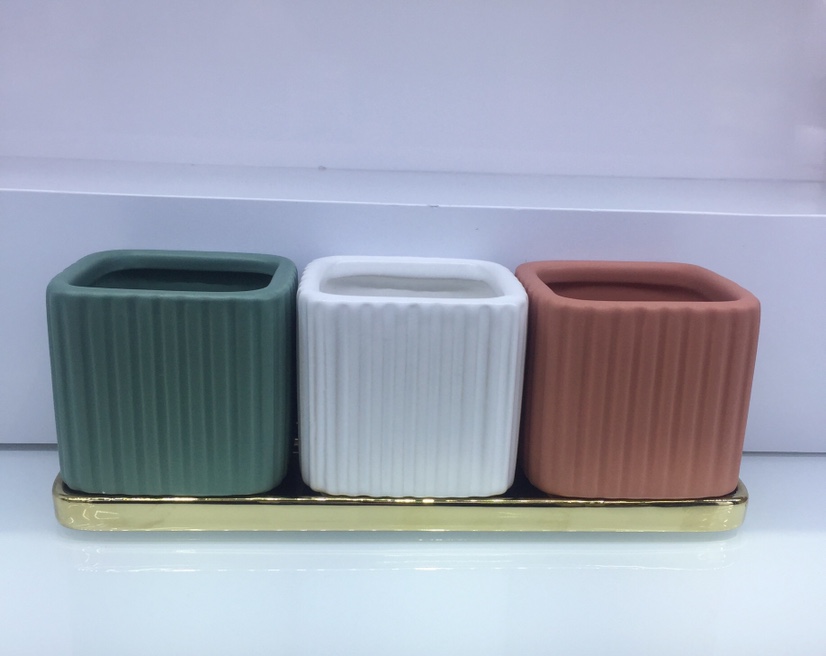 Three small flowerpots with electroplated bases are sold in bulk by the box