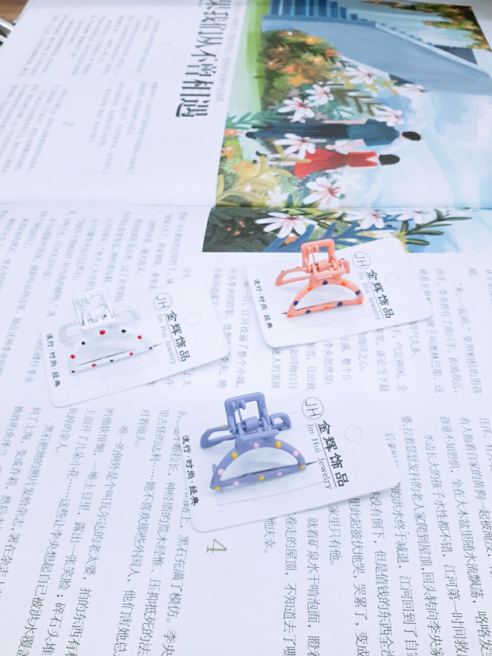 Korean version of the new Hyuna frosted flower small claw clip children's hair accessories small plum baby claw clip details Picture