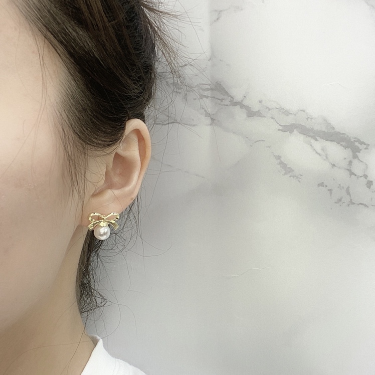 The bow-shaped pearl stud earrings have a sweet and fresh style Application Scenario