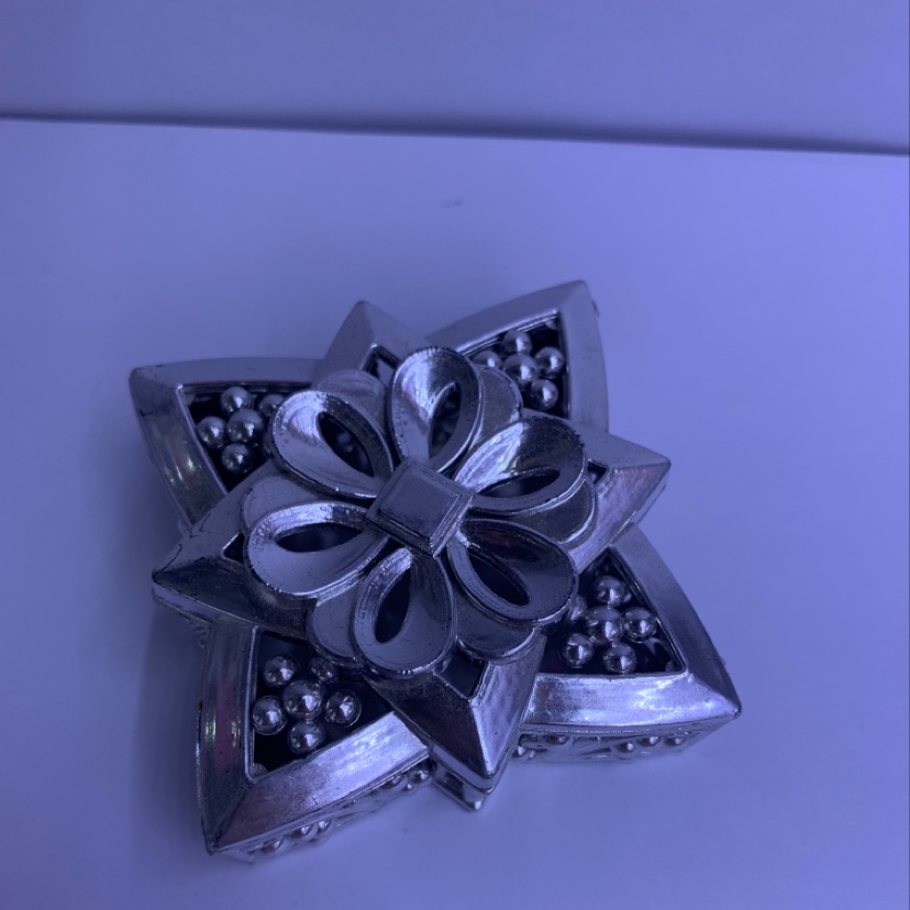 Plastic four-corner box thumbnail