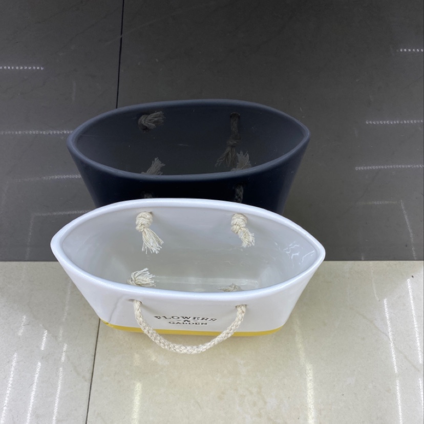 Handbags and small vases are sold in bulk by the box details Picture
