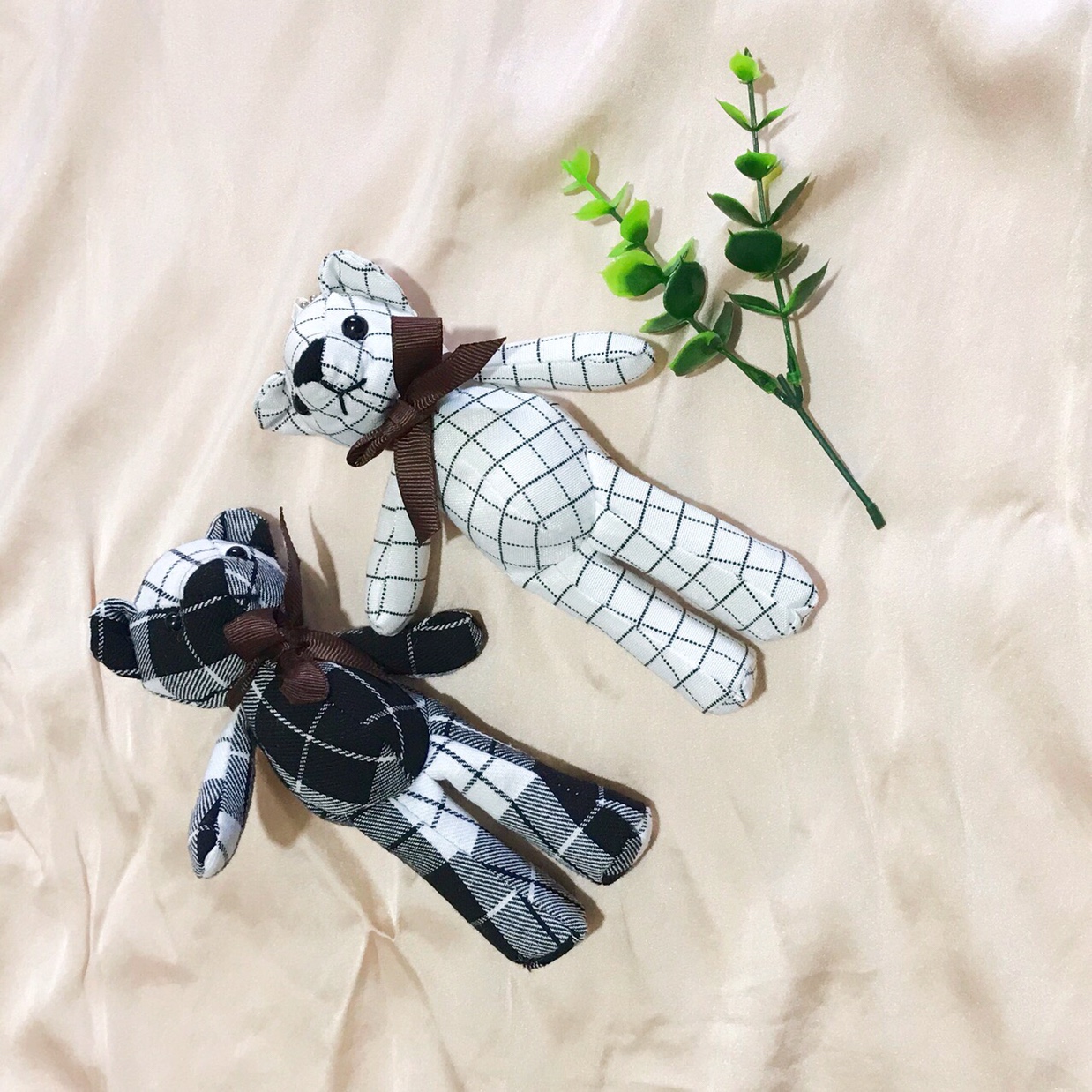 Factory direct sales of new Korean version teddy bear figurines, plush toys, keychains, pendants and wedding accessories details Picture