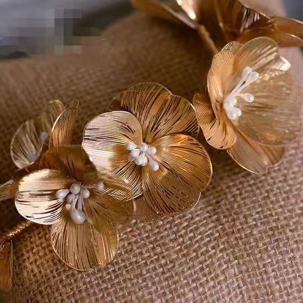 Floral headwear for brides' wedding fashion shows Item Picture
