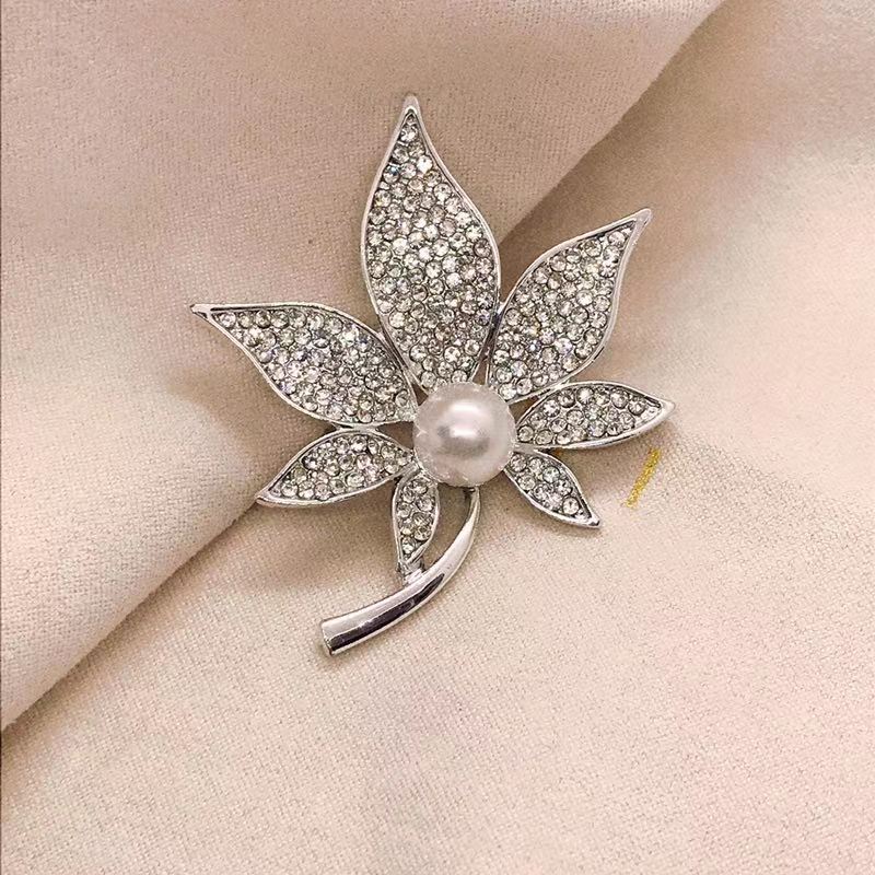 Noble lady's diamond brooch